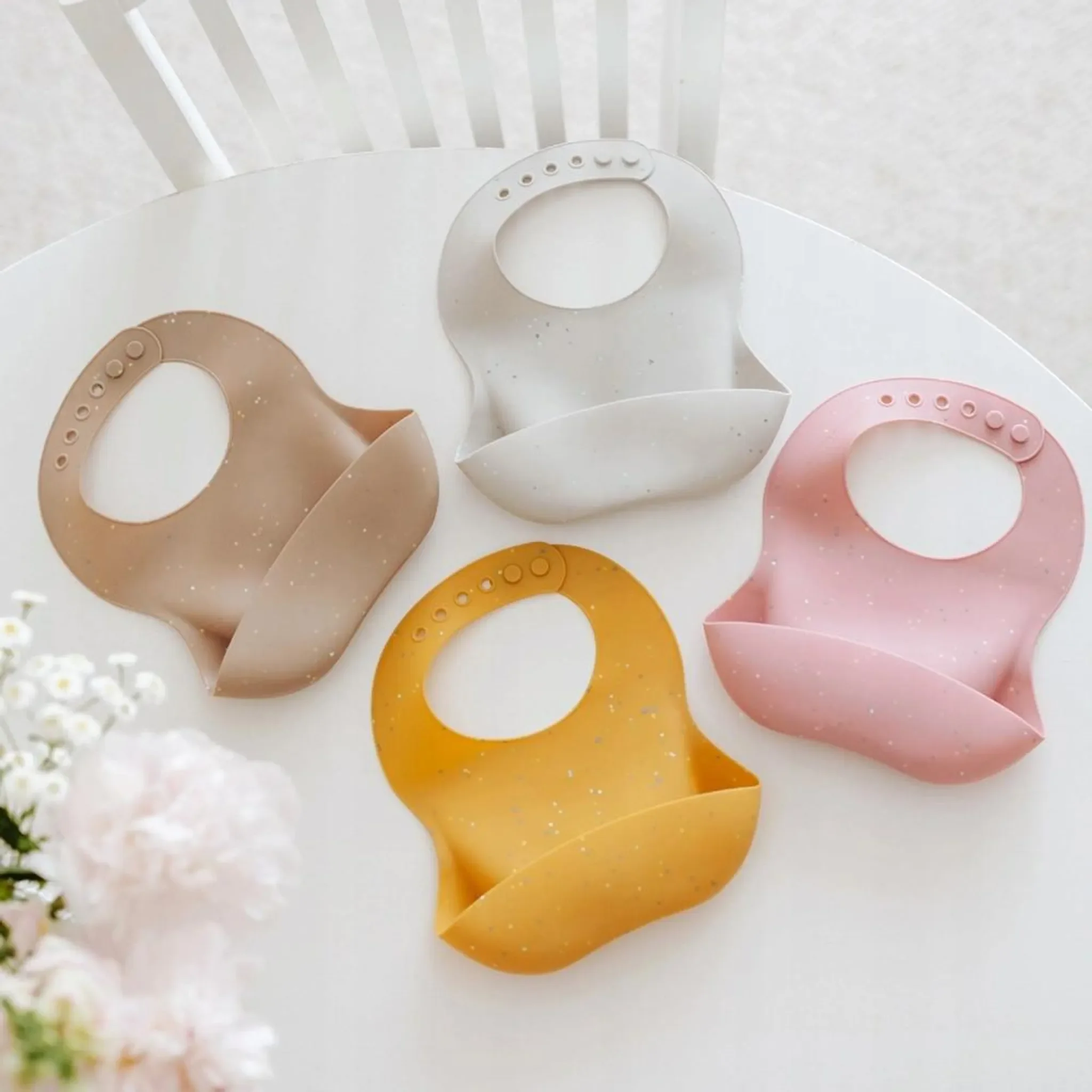 Canpol Babies wasserdichtes Silikonlätzchen mit Tasche 4m+ – Grau